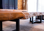 キッチンからの眺め。あらわしの梁と柱が立派です。