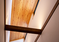 造り付けの棚が機能的かつアクセントに。