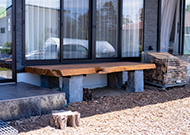 造り付けの棚が機能的かつアクセントに。