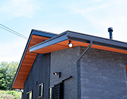 造り付けの棚が機能的かつアクセントに。