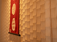 造り付けの棚が機能的かつアクセントに。