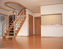 リビングの階段はオープンな設計