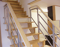 階段の両手すりにはアクリルのサイドパネル